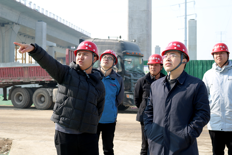 公司黨委書記、董事長(zhǎng)錢申春到繁華大道橋項(xiàng)目節(jié)日慰問 (2)