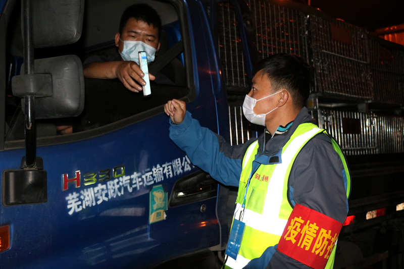 新一輪疫情發(fā)生后，安徽路橋迅速行動，組織全體職工和勞務(wù)工人進行全員核算檢測，筑牢疫情防控第一道防線。此外，還積極投身屬地疫情防控，踐行國企擔當。