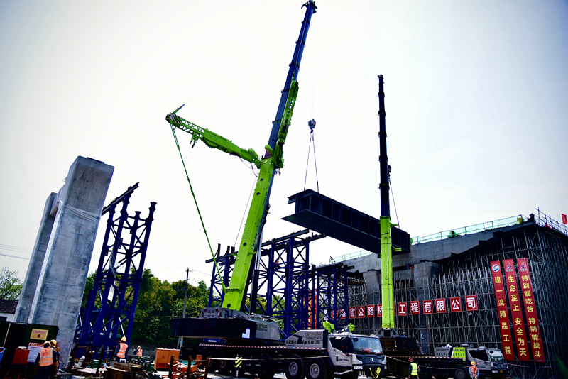 戰(zhàn)疫情 保進度:西二環(huán)快速化改造工程高架主線橋首片鋼箱梁成功架設(shè)2