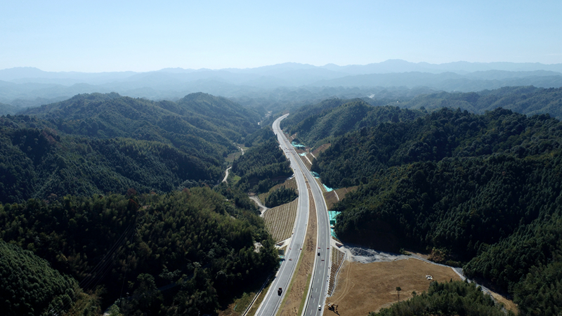 重大節(jié)點(diǎn)！宜遂高速P3標(biāo)主線瀝青面層全幅全線率先貫通